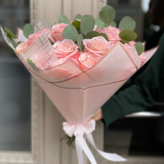 Rozā rožu pu&scaron;ķis ar eikaliptu