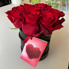 Sarkanas rozes melnā apaļā kastītē