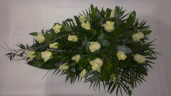 Bēru &scaron;trauss (Baltas rozes, zaļumi)