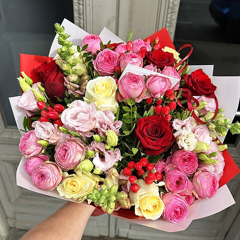 Sezonas ziedu pu&scaron;ķis #18 tuvplānā - rozes, lizantes un hypericum ogas