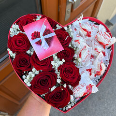 Rozes sirds formas kastē
