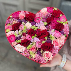 Ziedu kastīte sirds formā